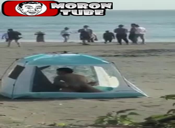 Video :Unfortunately, he neglected to shut the entrance of his beachside tent